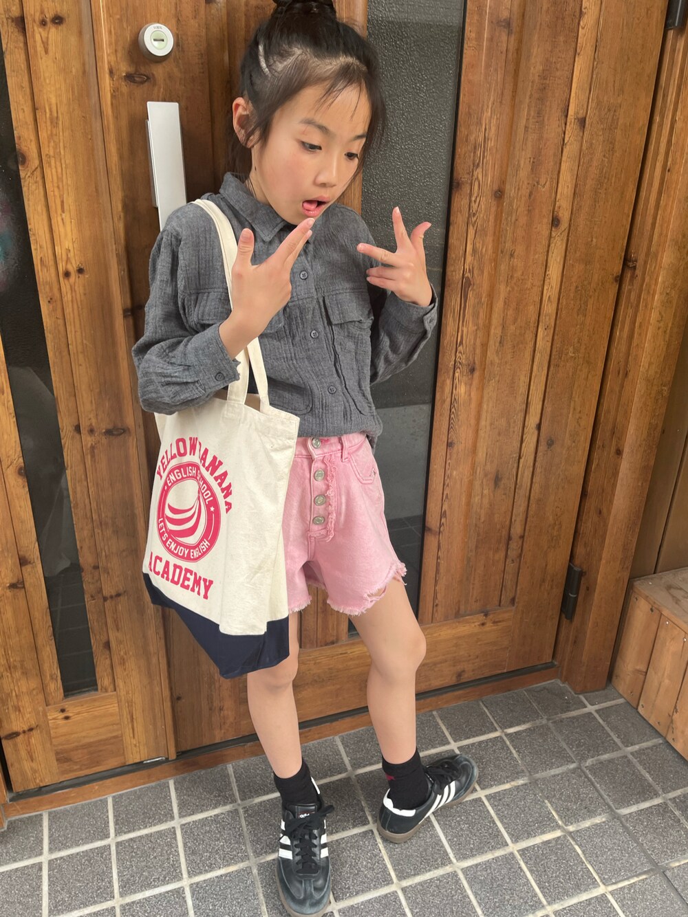 「春コーデ、シャツコーデ、ハーフパンツ、adidas、ピンク✖️グレー」｜「adidasのadidas アディダス 17-21 SAMBA OG C キッズ サンバ OG IE3678 CORE/FTWR/GUM5（スニーカー、ブラック系）」を使った、miperoさん（キッズ・135cm）の春コーディネートの1枚目の写真