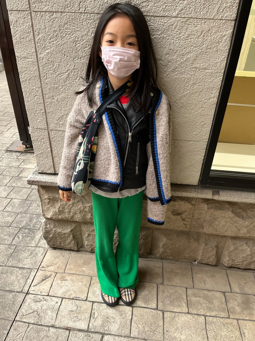 「休日コーデ、お買い物スタイル、グリーンパンツ、ライダースジャケット、ニットカーディガン」｜「kalinkaのアイテム（その他パンツ、グリーン系）」を使った、miperoさん（キッズ・128cm）の冬コーディネートの1枚目の写真