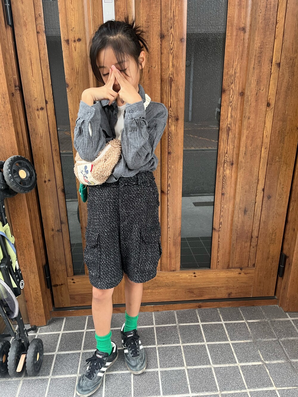 「秋コーデ、ツィードパンツ、カラーソックス」｜「adidasのadidas アディダス 17-21 SAMBA OG C キッズ サンバ OG IE3678 CORE/FTWR/GUM5（スニーカー、ブラック系）」を使った、miperoさん（キッズ・135cm）の秋コーディネートの1枚目の写真