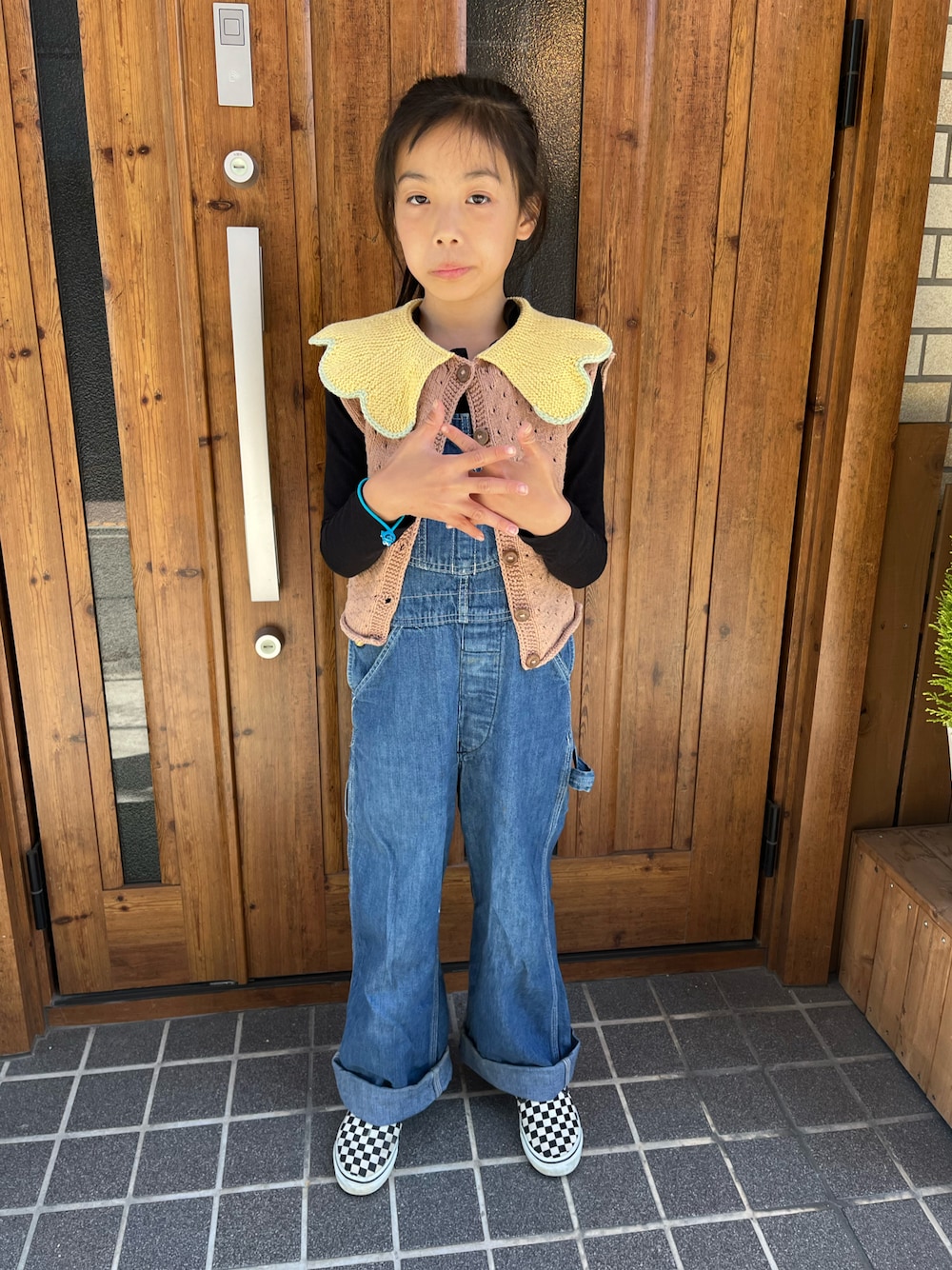 「オーバーオール、ニットベスト、スリッポン」｜「VANSの【VANS(ヴァンズ)】CLASSIC SLIP-ON(KIDS)（スリッポン、ブラック系）」を使った、miperoさん（キッズ・135cm）の春コーディネートの1枚目の写真
