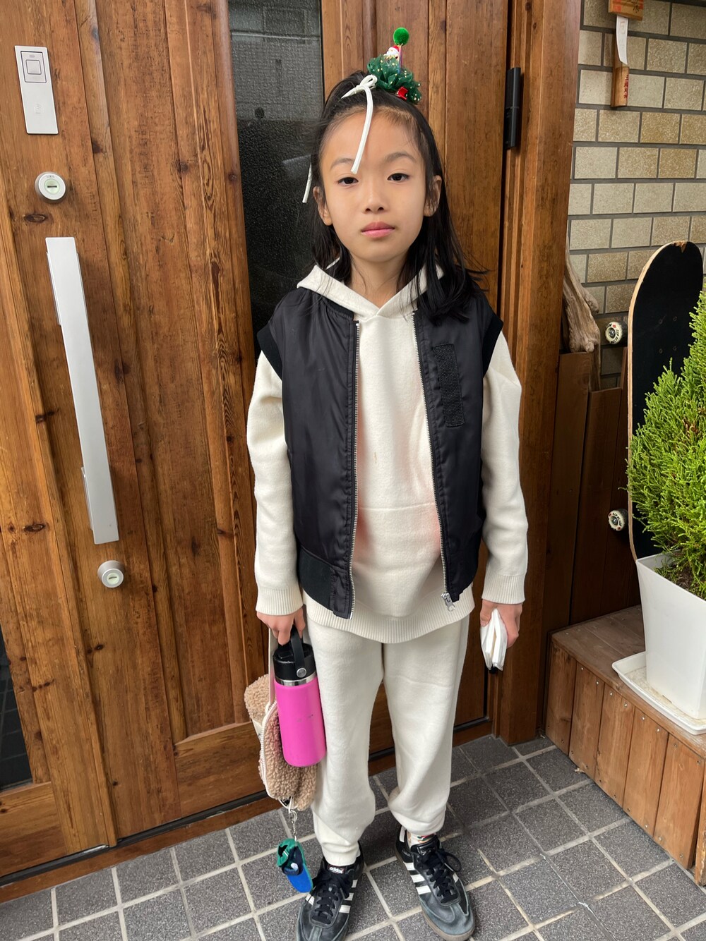 「冬コーデ、ZARA KIDS、マイベストコーデ2024、クリスマスパーティーコーデ、ホワイトニット、セットアップ、黒✖️白」｜「ZARA KIDSのアイテム（スウェットパンツ、ホワイト系）」を使った、miperoさん（キッズ・135cm）の冬コーディネートの1枚目の写真