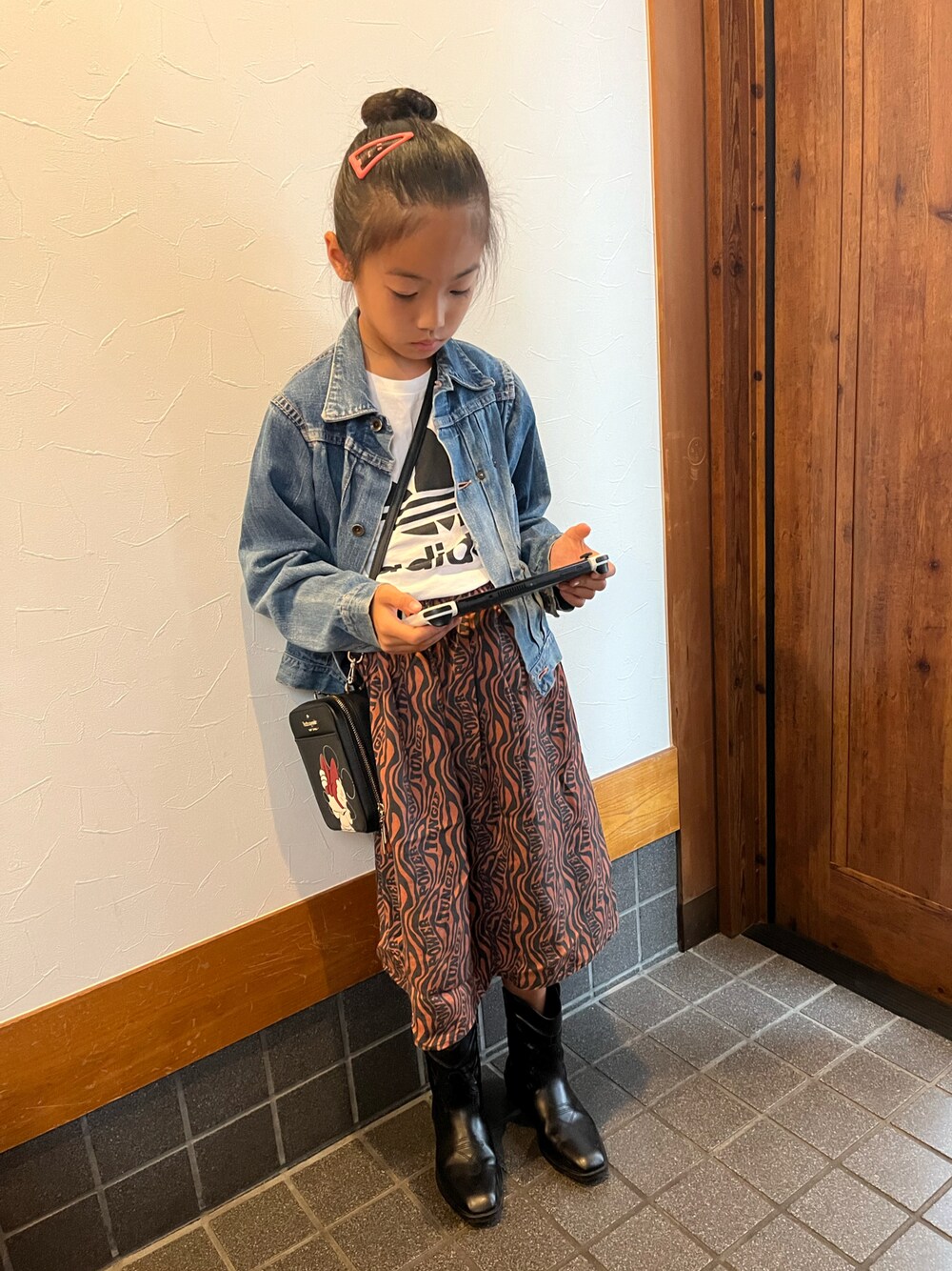 「秋服まるっと大公開、ウエスタンブーツ、デニムジャケット、スカート、Tシャツ、ポシェット、ヘアピン」｜「HUNDRED PIECESのアイテム（スカート、ブラウン系）」を使った、miperoさん（キッズ・130cm）の秋コーディネートの1枚目の写真