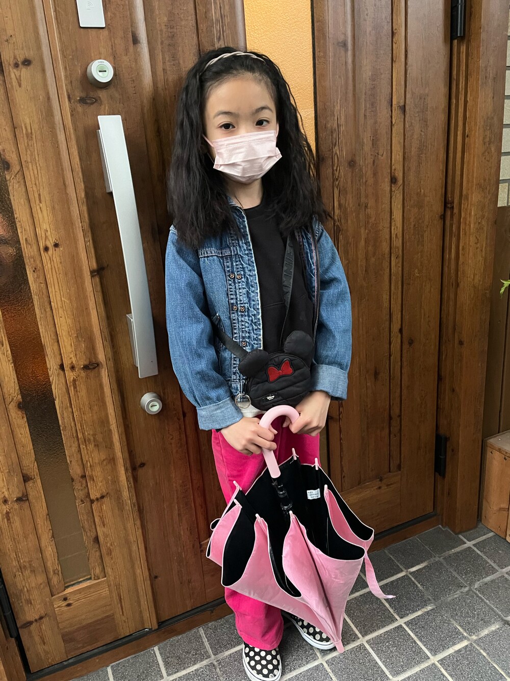 「キッズコーデ、春コーデ、休日スタイル、カラーパンツ、デニムジャケット、雨の日」｜「ZARA KIDSのアイテム（ショルダーバッグ、ブラック系）」を使った、miperoさん（キッズ・130cm）の春コーディネートの1枚目の写真