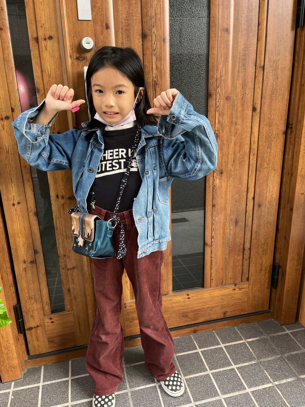 「キッズ、デニムジャケット、コーデュロイパンツ、秋コーデ」｜「古着のアイテム（その他パンツ、ブラウン系）」を使った、miperoさん（キッズ・128cm）の秋コーディネートの1枚目の写真
