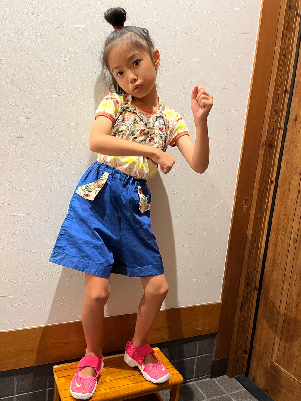 「夏だ！Tシャツ着よう！、古着MIX、エアリフト、カラーパンツ、勉強好きにならないかな」｜「NIKEのNIKE ナイキ 17-22RIFT BR (GS/PS GIRLS) リフト BR GS/PS K829973 631HYPRPK/GHTGR（スニーカー、ピンク系）」を使った、miperoさん（キッズ・120cm）の夏コーディネートの1枚目の写真