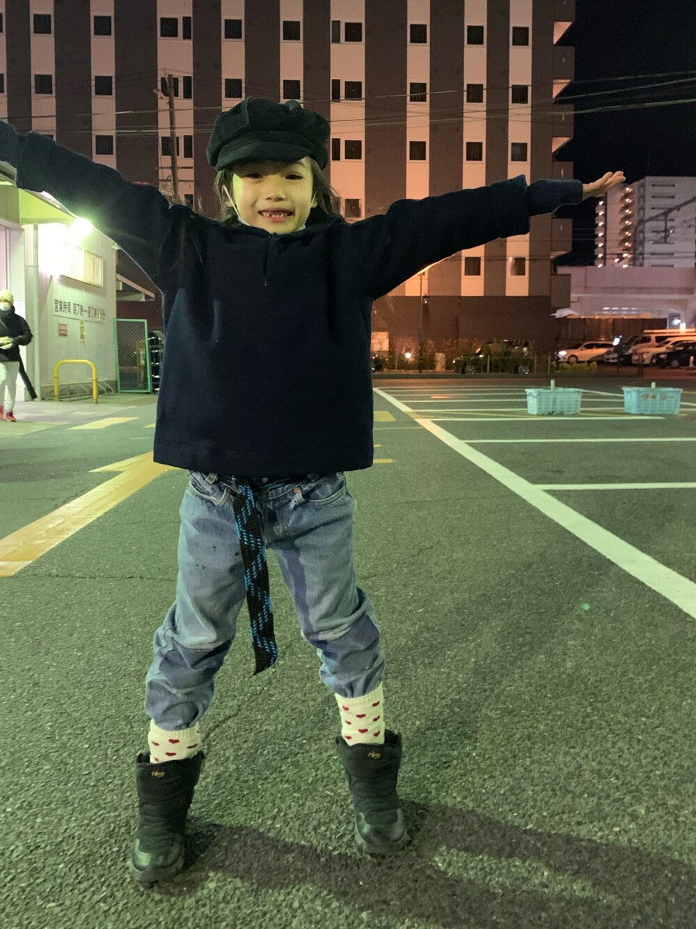 ブルー系のその他アウター、ブルー系のデニムパンツ、ブラック系のブーツを着用したキッズの冬コーディネートの1枚目の写真