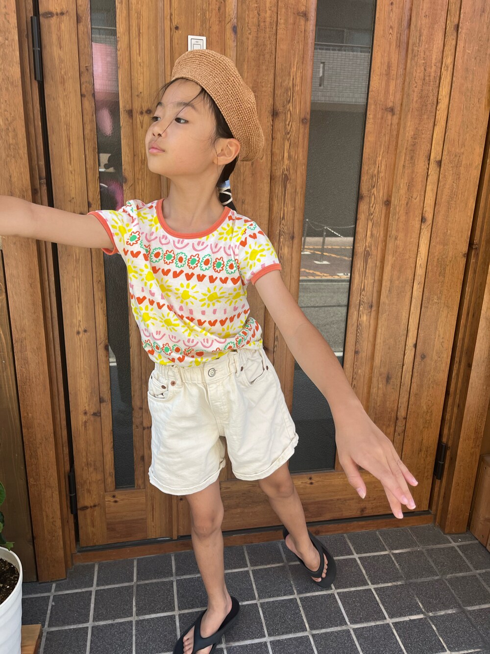 「夏コーデ、キッズ、ビーサン、Tシャツ、ショートパンツ、みんなの白Tフェス」｜「STELLA McCARTNEYのアイテム（Tシャツ/カットソー、ホワイト系）」を使った、miperoさん（キッズ・130cm）の夏コーディネートの1枚目の写真