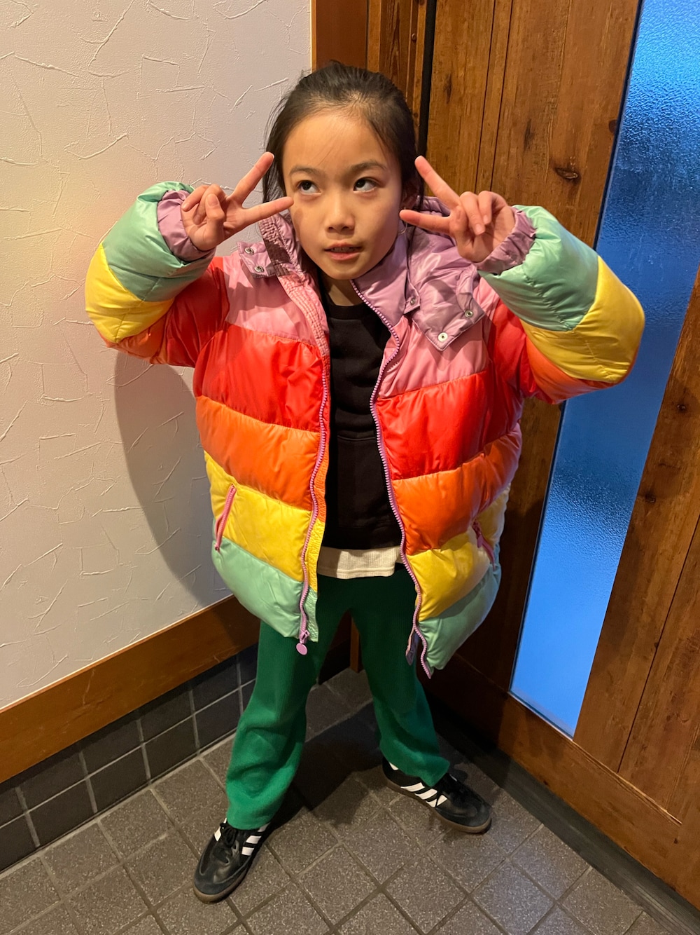 「小学生、カラフルコーデ、カラフルボーダー、adidas samba、緑パンツ、ダウン」｜「kalinkaのアイテム（その他パンツ、グリーン系）」を使った、miperoさん（キッズ・130cm）の冬コーディネートの1枚目の写真