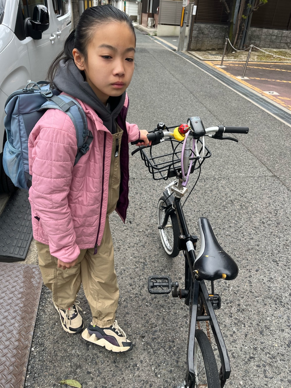 「アイススケート、サロペット、ナイロンジャケット」｜「NIKEのナイキ RYZ 365 2 ウィメンズシューズ / Nike Ryz 365 2 Women's Shoes（スニーカー、ホワイト系）」を使った、miperoさん（キッズ・140cm）の春コーディネートの1枚目の写真