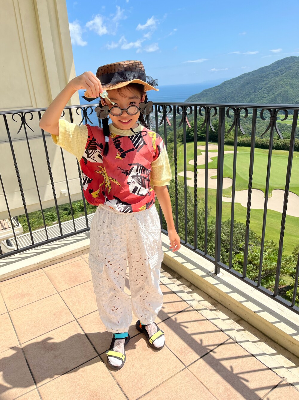 「休日コーデ、旅行コーデ、むぎわら帽子、サングラス、レースパンツ、カーゴパンツ」｜「ZARA KIDSのアイテム（サンダル、ブラック系）」を使った、miperoさん（キッズ・130cm）の夏コーディネートの1枚目の写真