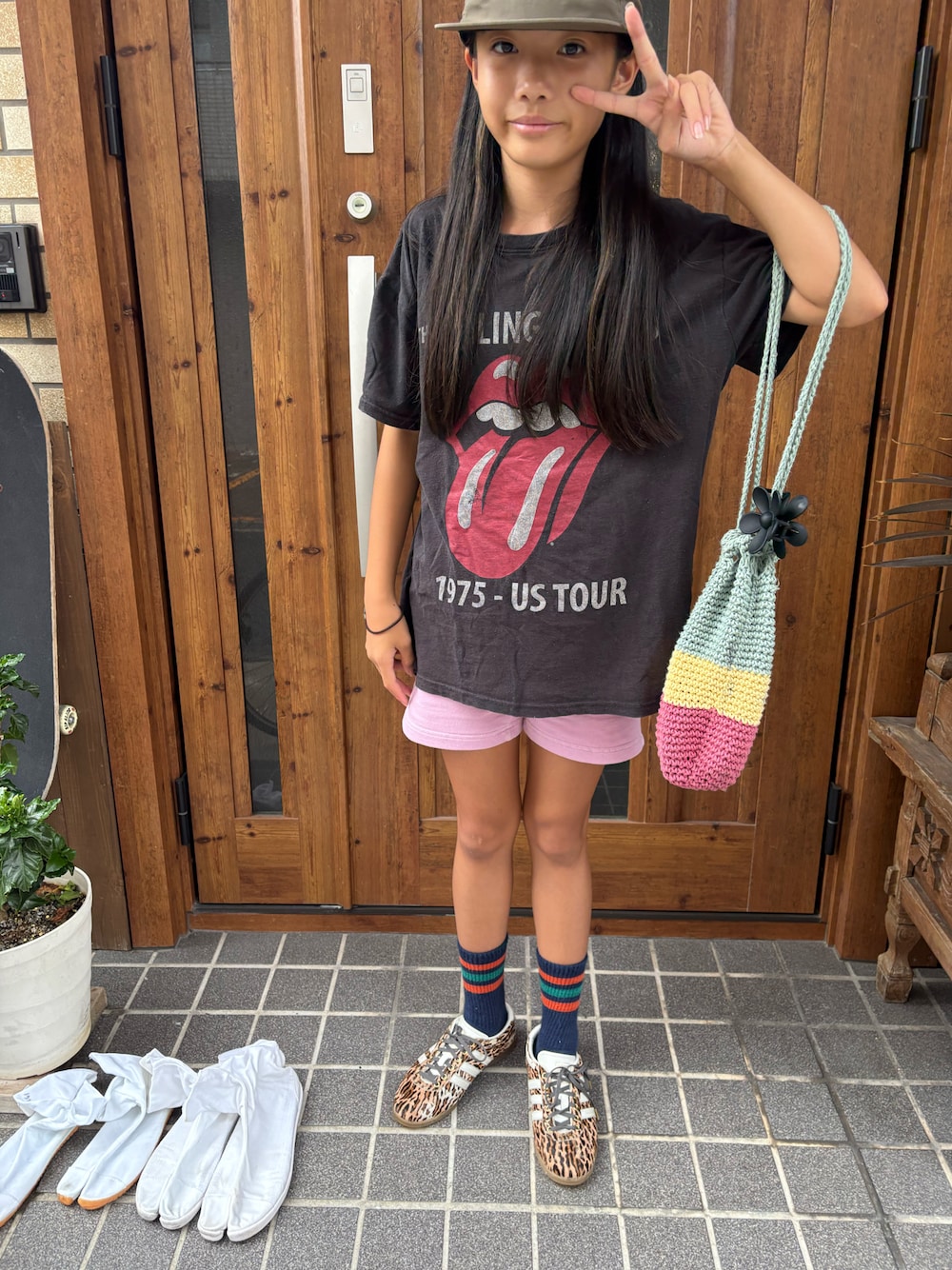 ブラウン系のスニーカー、ピンク系のその他パンツ、ブラック系のTシャツ/カットソーを着用したキッズの秋コーディネートの1枚目の写真