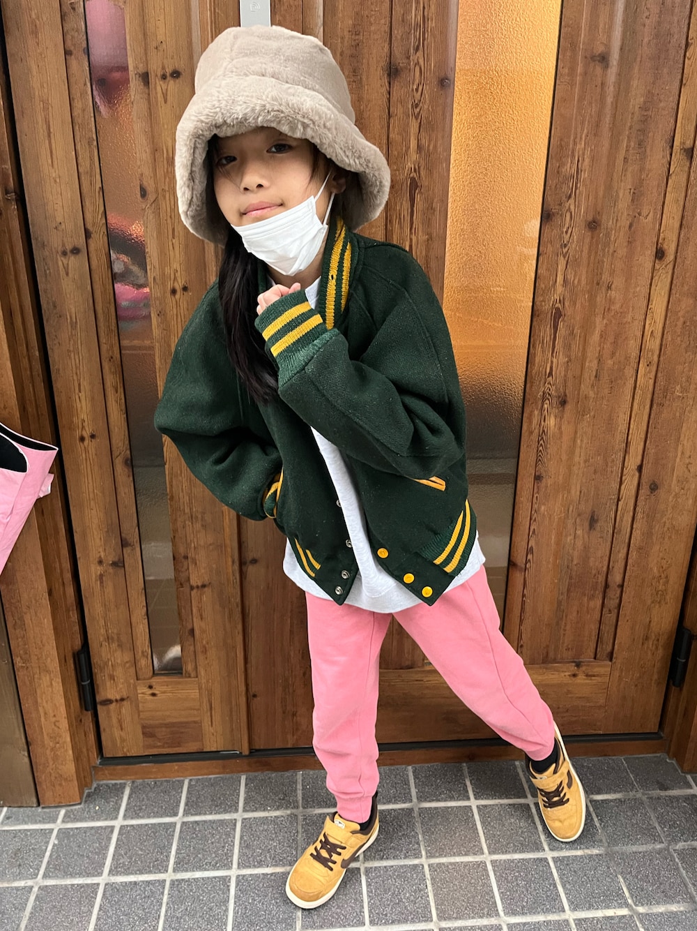 「冬コーデ、スエットパンツ、古着MIX」｜「RALPH LAURENのアイテム（スウェットパンツ、ピンク系）」を使った、miperoさん（キッズ・130cm）の冬コーディネートの1枚目の写真