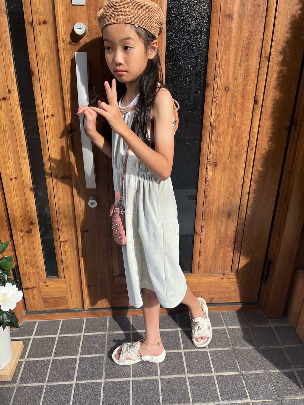 「韓国子供服、夏コーデ、キャミワンピ」｜「GERRYの【KIDS】【GERRY/ジェリー別注】アジャストスピンドルスニーカーサンダル/リンクコーデ（サンダル、ホワイト系）」を使った、miperoさん（キッズ・135cm）の夏コーディネートの1枚目の写真