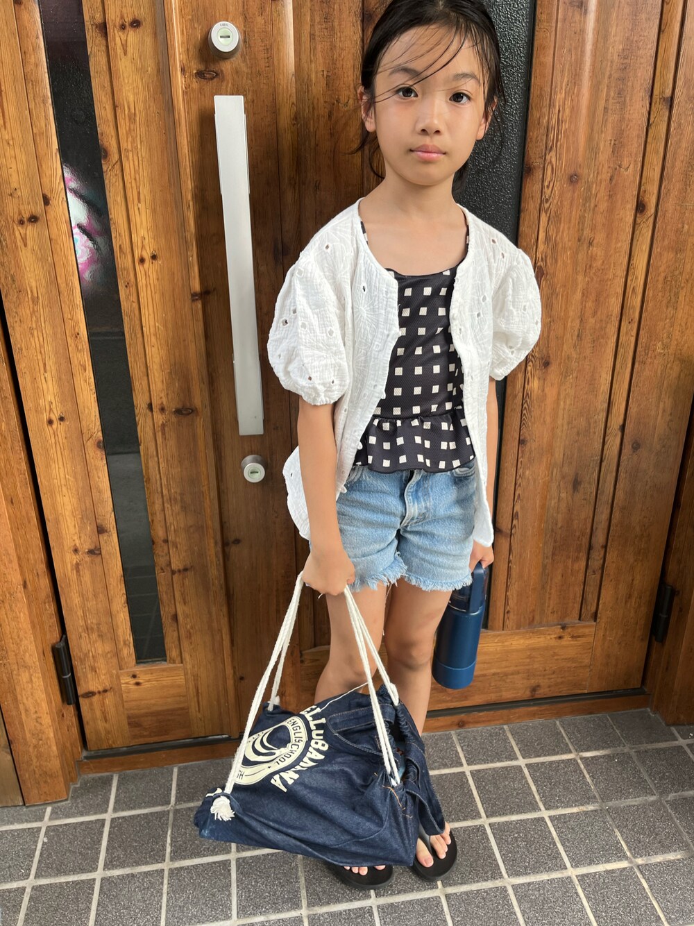 「スイムウェア、キャミ、ショートパンツ、半袖ブラウス、ビーサン、夏コーデ」｜「Levi'sのアイテム（デニムパンツ、ブルー系）」を使った、miperoさん（キッズ・130cm）の夏コーディネートの1枚目の写真