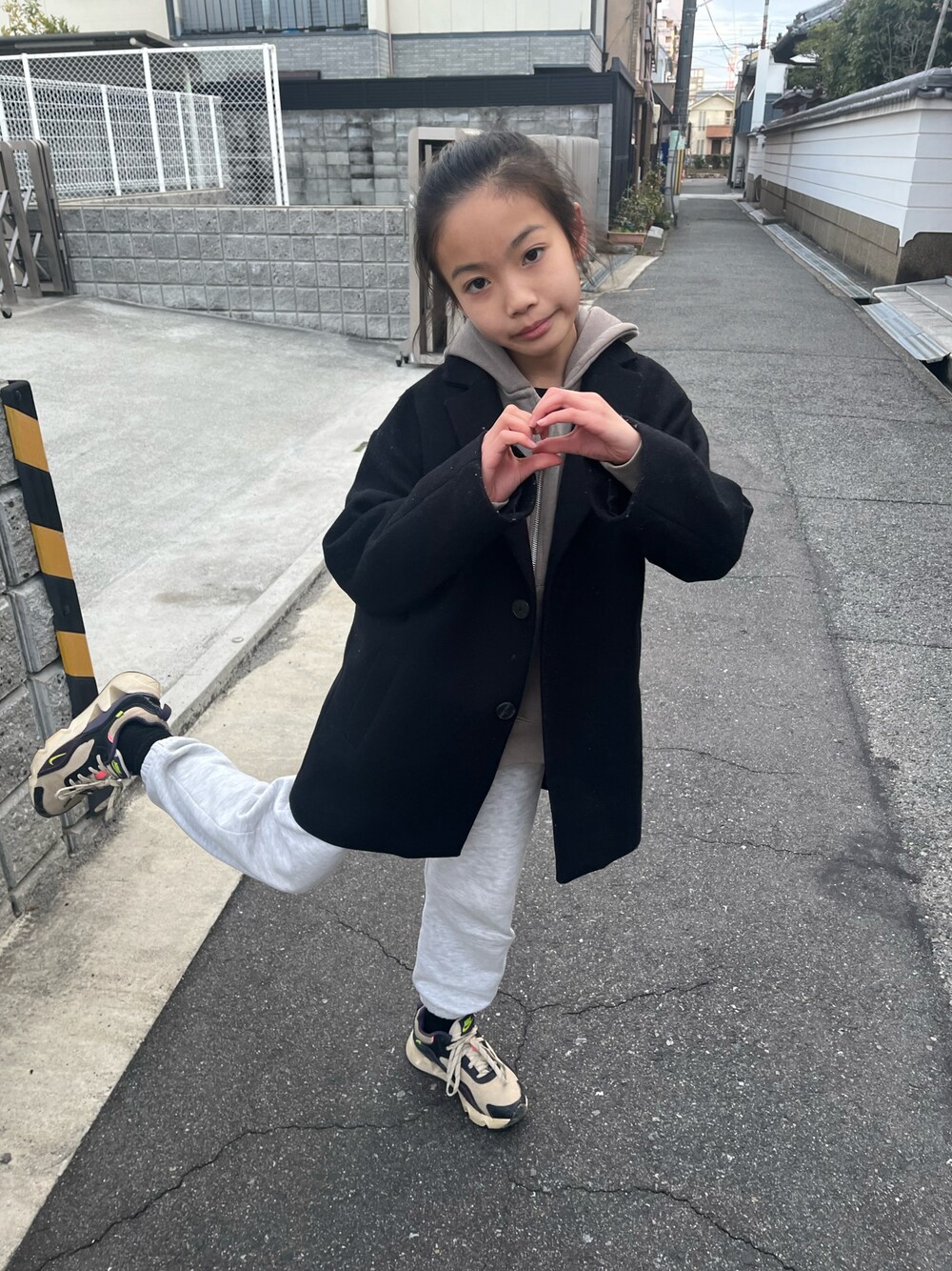 「今日のコーデ、スエット✖️オーバーコート」｜「ZARA KIDSのアイテム（チェスターコート、ブラック系）」を使った、miperoさん（キッズ・140cm）の春コーディネートの1枚目の写真
