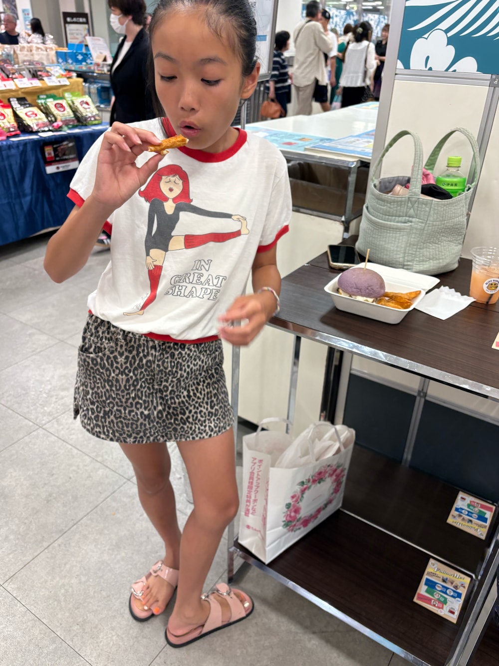 ピンク系のサンダル、グレー系のパンツ、ホワイト系のTシャツ/カットソーを着用したキッズの夏コーディネートの1枚目の写真
