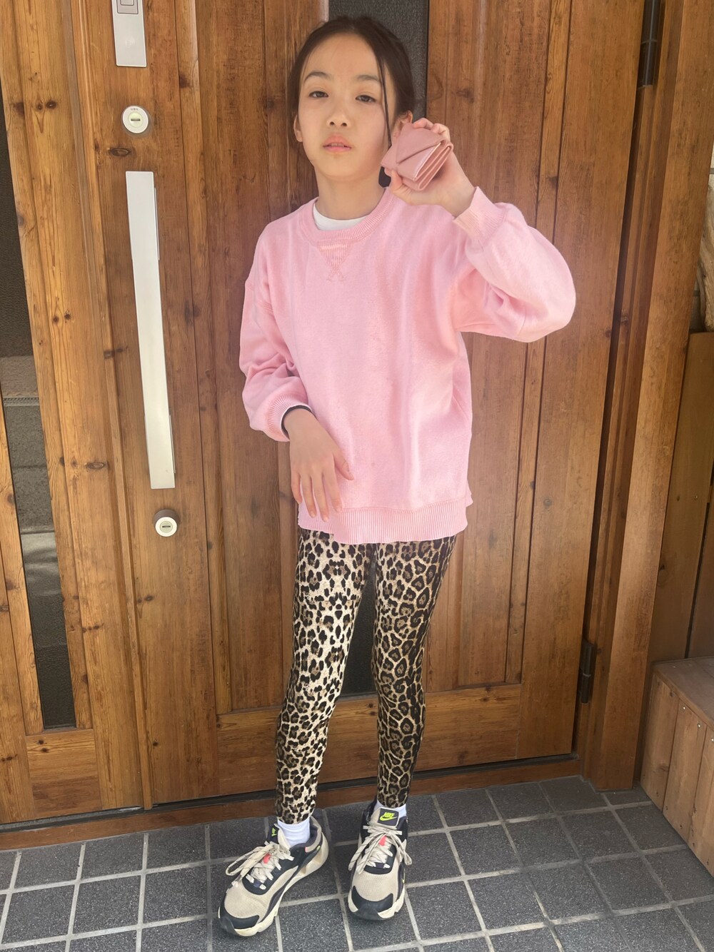 「春めき満開コーデ、ヒョウ柄レギンス」｜「NIKEのナイキ RYZ 365 2 ウィメンズシューズ / Nike Ryz 365 2 Women's Shoes（スニーカー、ホワイト系）」を使った、miperoさん（キッズ・140cm）の春コーディネートの1枚目の写真