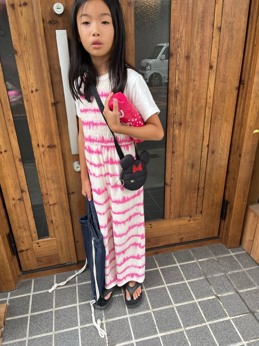 「オールインワン、Tシャツ、ビーサン、ポシェット、夏コーデ」｜「ZARA KIDSのアイテム（ショルダーバッグ、ブラック系）」を使った、miperoさん（キッズ・130cm）の夏コーディネートの1枚目の写真