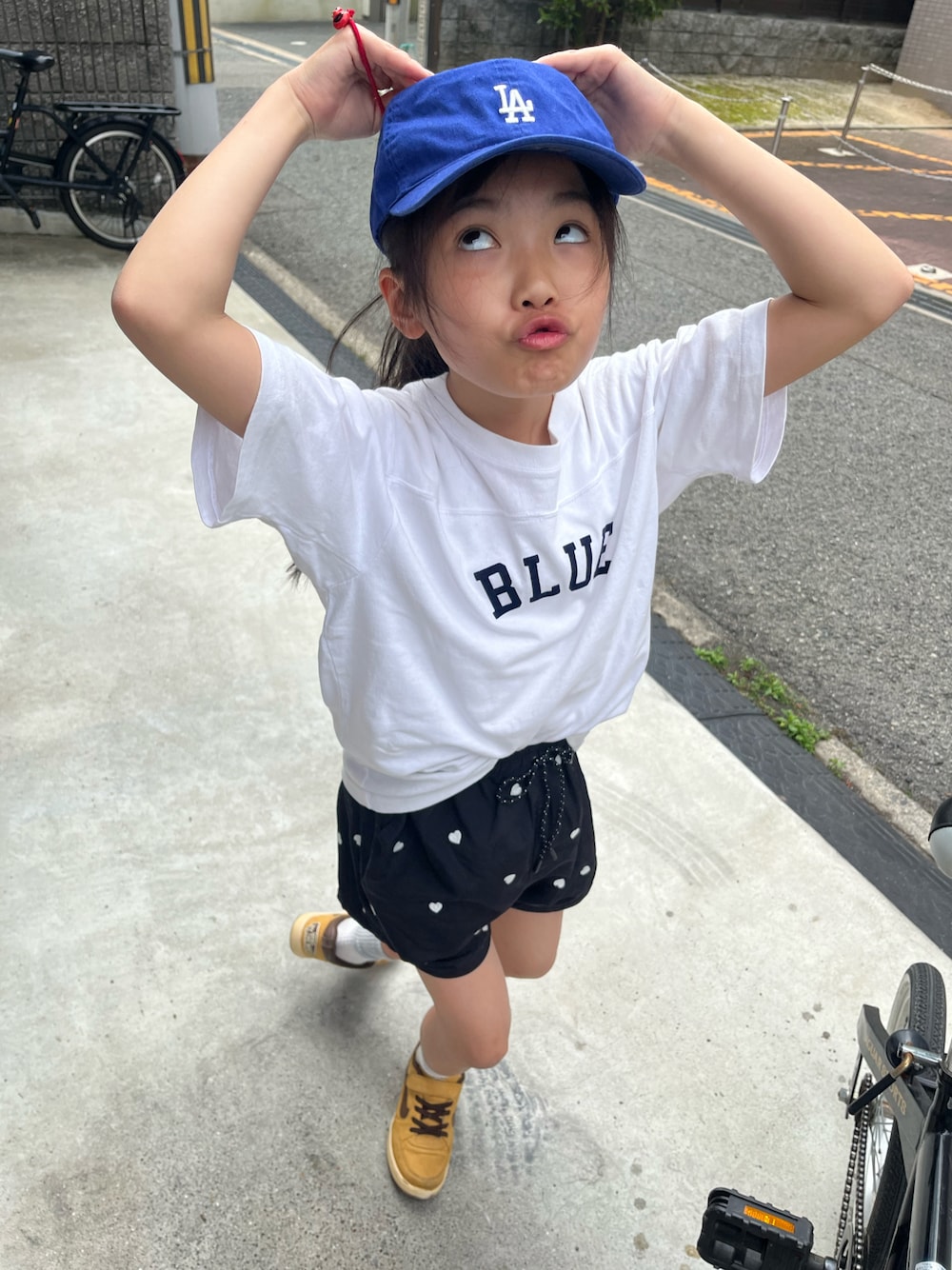 「春夏コーデ、お気に入りコーデ、白Tシャツ、ハーフパンツ、キャップ」｜「BLUEBLUEのアイテム（Tシャツ/カットソー、ホワイト系）」を使った、miperoさん（キッズ・135cm）の春コーディネートの1枚目の写真