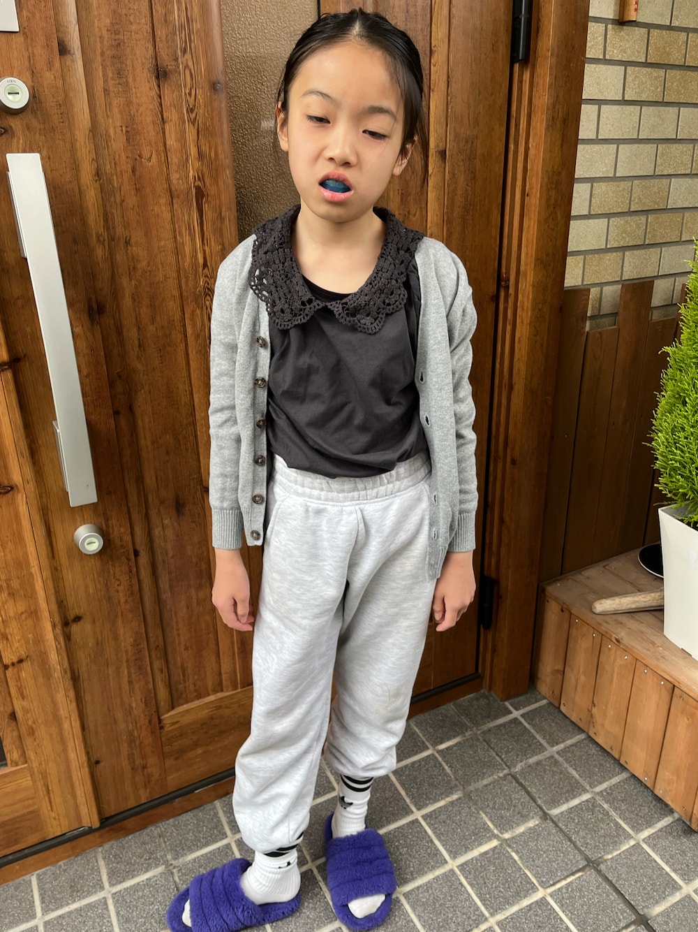 「グレーコーデ、カーディガン、スエットパンツ、春のおしゃ見えテクニック」｜「ZARA KIDSのアイテム（スウェットパンツ、グレー系）」を使った、miperoさん（キッズ・135cm）の春コーディネートの1枚目の写真
