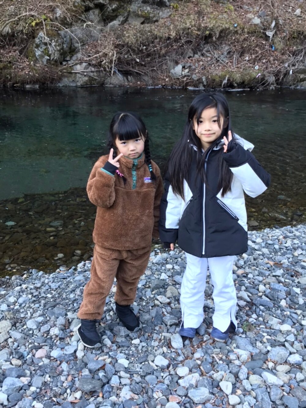「キッズコーデ、冬コーデ、キャンプスタイル、防寒スタイル」｜「ZARA KIDSのアイテム（オールインワン・サロペット、ホワイト系）」を使った、miperoさん（キッズ・120cm）の冬コーディネートの1枚目の写真