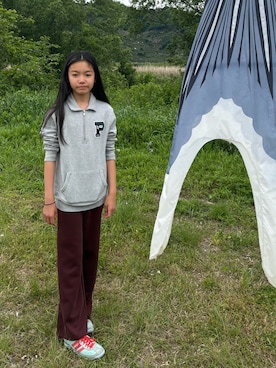 「ZARA KIDSのアイテム（スウェットパンツ、ブラウン系）」を使った、miperoさん（キッズ・147cm）の春コーディネート
