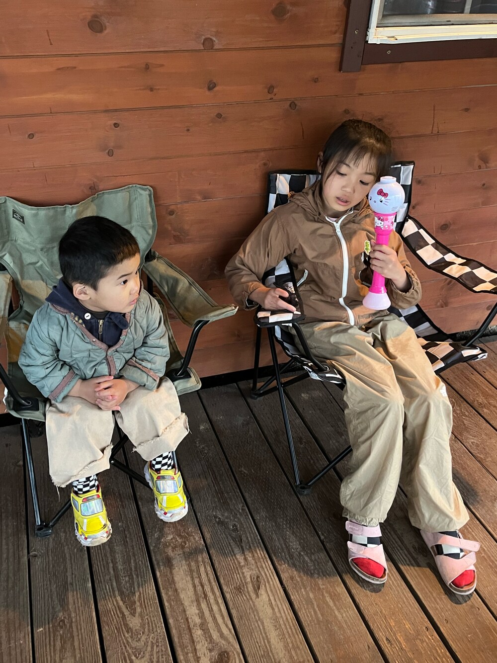 「休日スタイル、キャンプコーデ、サロペット、ナイロンパーカー、サンダル」｜「THE NORTH FACEのTHE NORTH FACE / キッズ フィールド ビブ 24（100～150cm）（サロペット/オーバーオール、ベージュ系）」を使った、miperoさん（キッズ・135cm）の春コーディネートの1枚目の写真