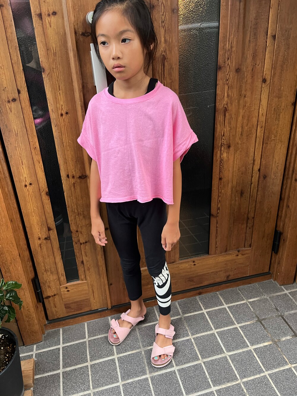 「アツいコーデ全部見せ、レギンスコーデ、スポーティ、サンダル、ピンク好き」｜「ZARA KIDSのアイテム（Tシャツ/カットソー、ピンク系）」を使った、miperoさん（キッズ・130cm）の夏コーディネートの1枚目の写真