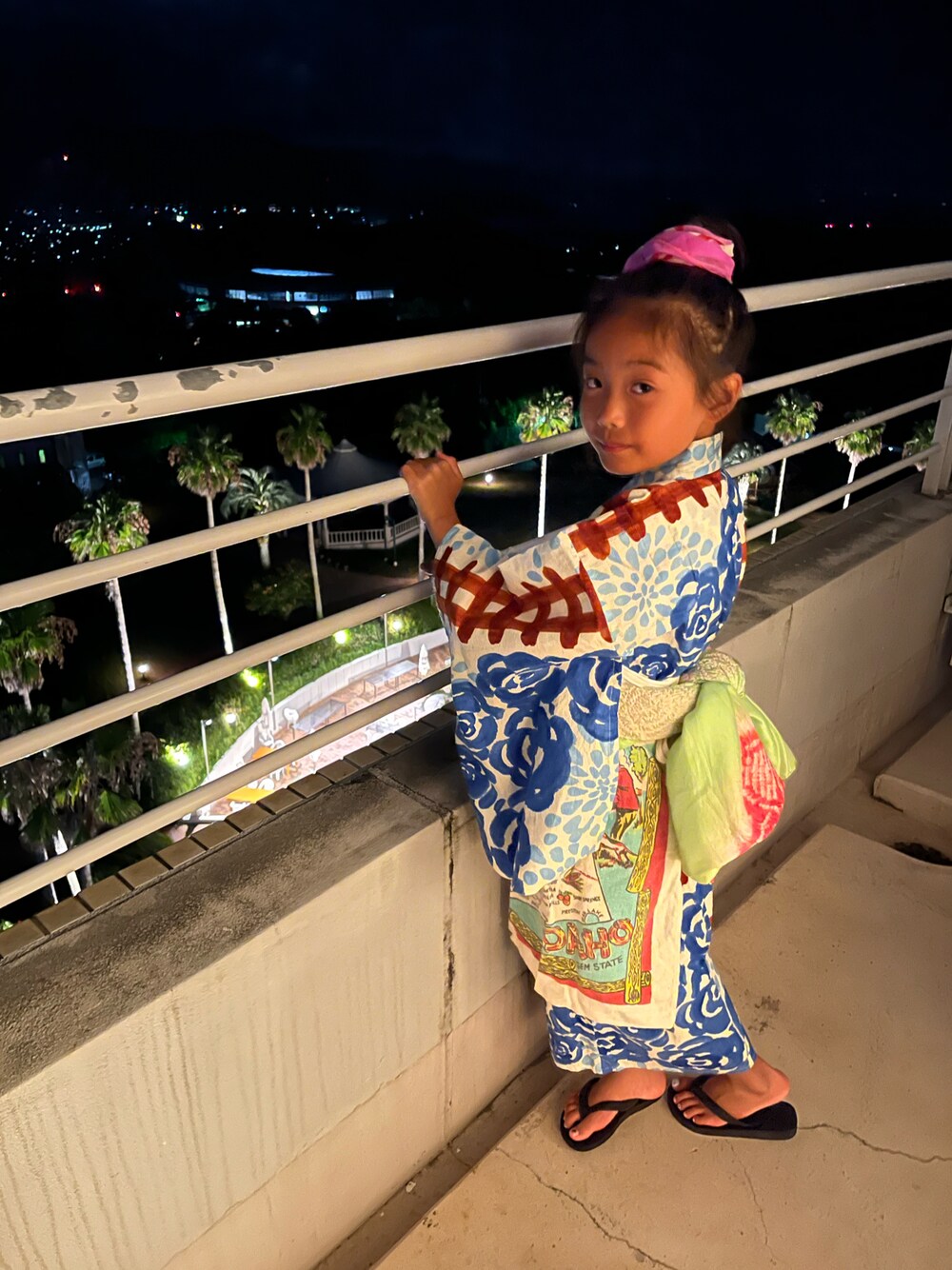 「家族旅行、浴衣、スカーフ、エプロン、真夏のアクティブスタイル」｜「havaianasのアイテム（ビーチサンダル、ブラック系）」を使った、miperoさん（キッズ・120cm）の夏コーディネートの1枚目の写真