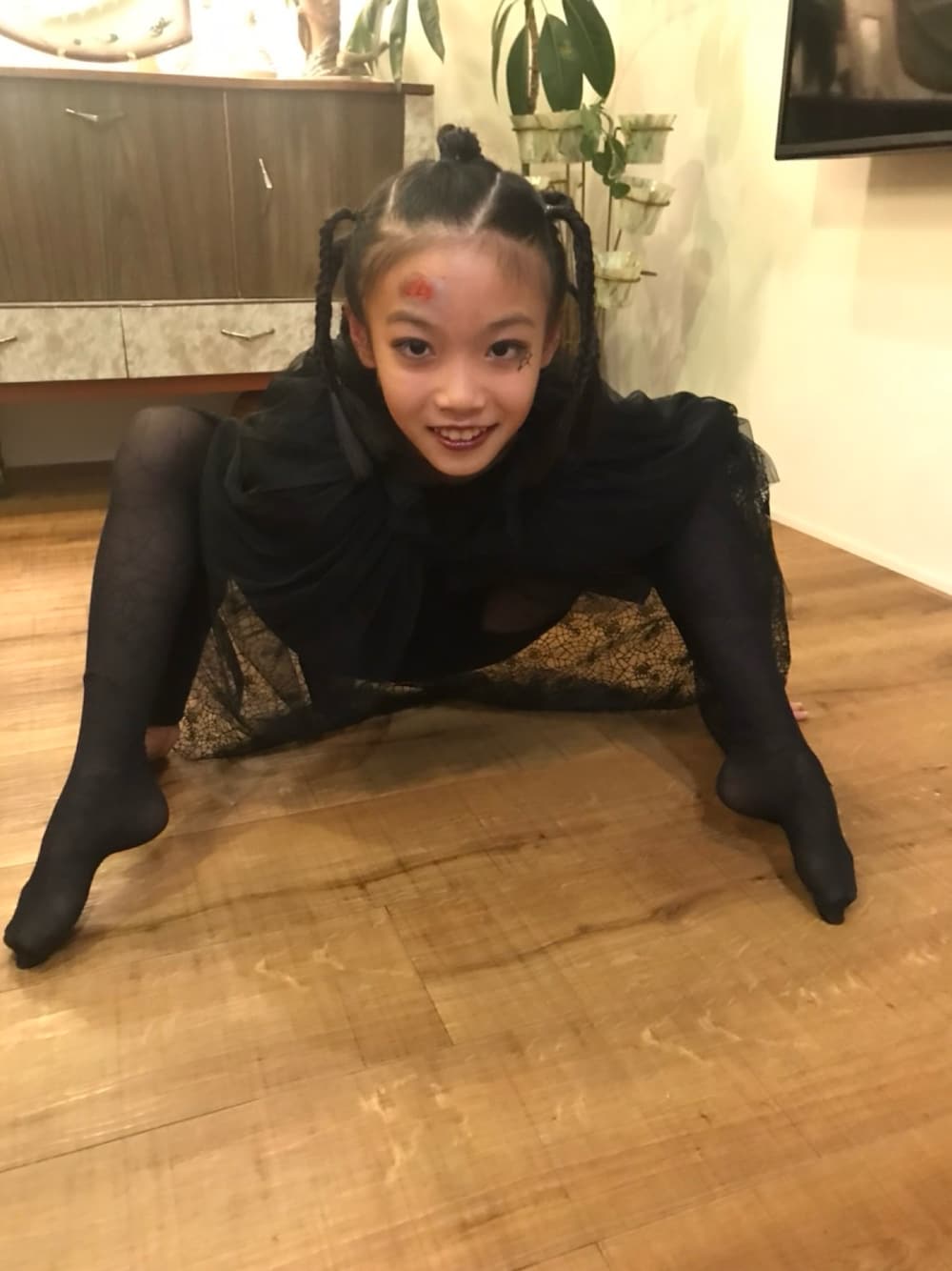「クモの巣、ハロウィンの次の日、パーティコーデ」｜「FLYING TIGERSのアイテム（その他、ブラック系）」を使った、miperoさん（キッズ・135cm）の秋コーディネートの1枚目の写真