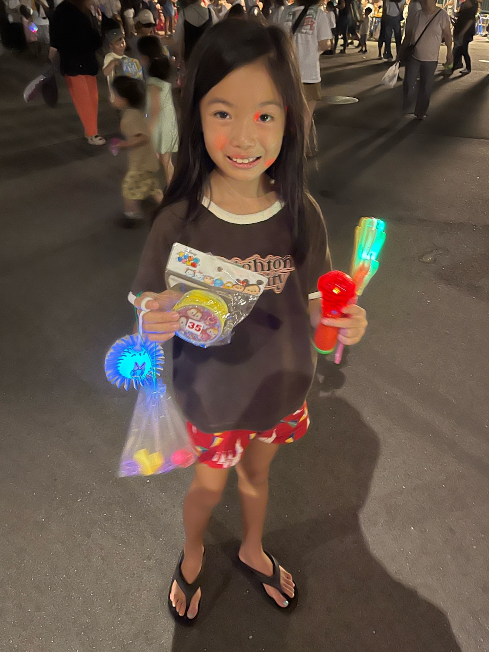 「お祭りコーデ、夜店、ビーサン、サッカー生地、ショートパンツ、パイル生地」｜「NEKOのアイテム（ビーチサンダル、ブラック系）」を使った、miperoさん（キッズ・130cm）の夏コーディネートの1枚目の写真
