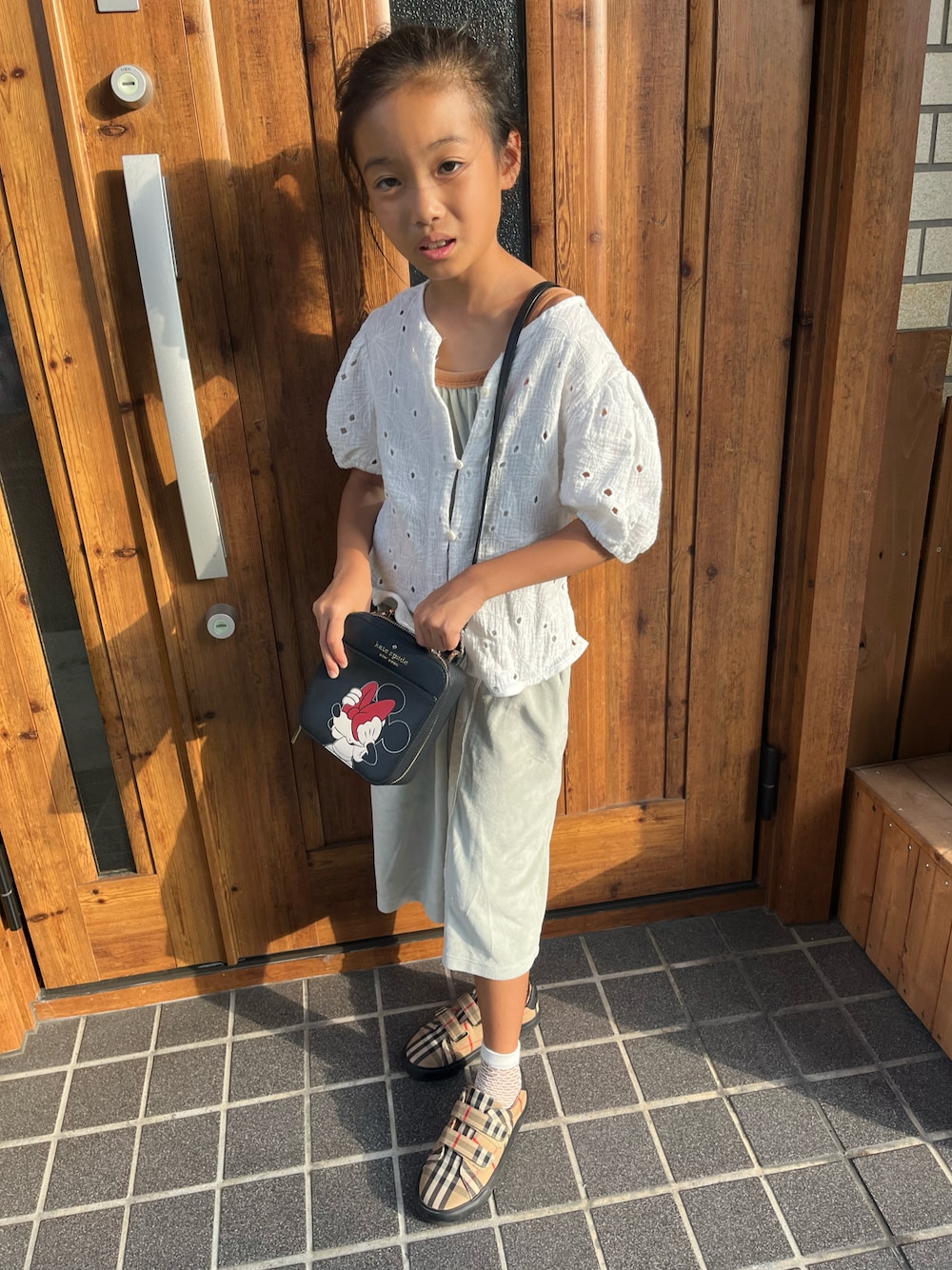 「秋意識コーデ、ワンピース、ブラウス、レースソックス、スニーカー」｜「BURBERRYのアイテム（スニーカー、ベージュ系）」を使った、miperoさん（キッズ・130cm）の秋コーディネートの1枚目の写真