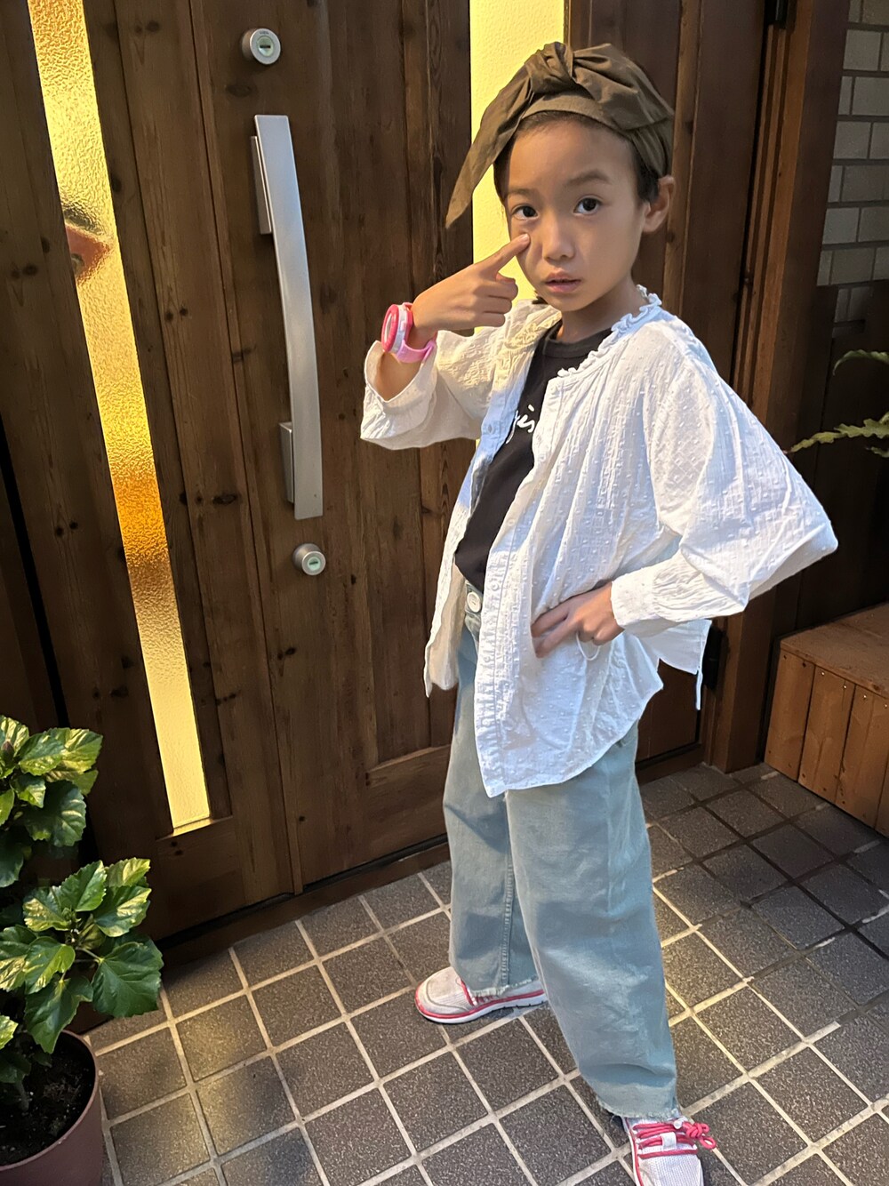 「ホワイトシャツ、ワイドパンツ、白✖️カーキ、ヘアバンド」｜「ZARA KIDSのアイテム（チノパンツ、グリーン系）」を使った、miperoさん（キッズ・120cm）の秋コーディネートの1枚目の写真