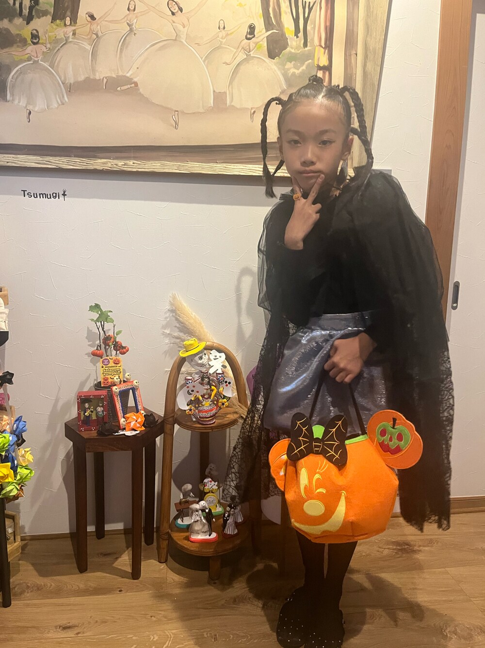 「ハロウィンコーデ、クモの巣、休日スタイル」｜「Disneyのアイテム（トートバッグ、オレンジ系）」を使った、miperoさん（キッズ・135cm）の秋コーディネートの1枚目の写真