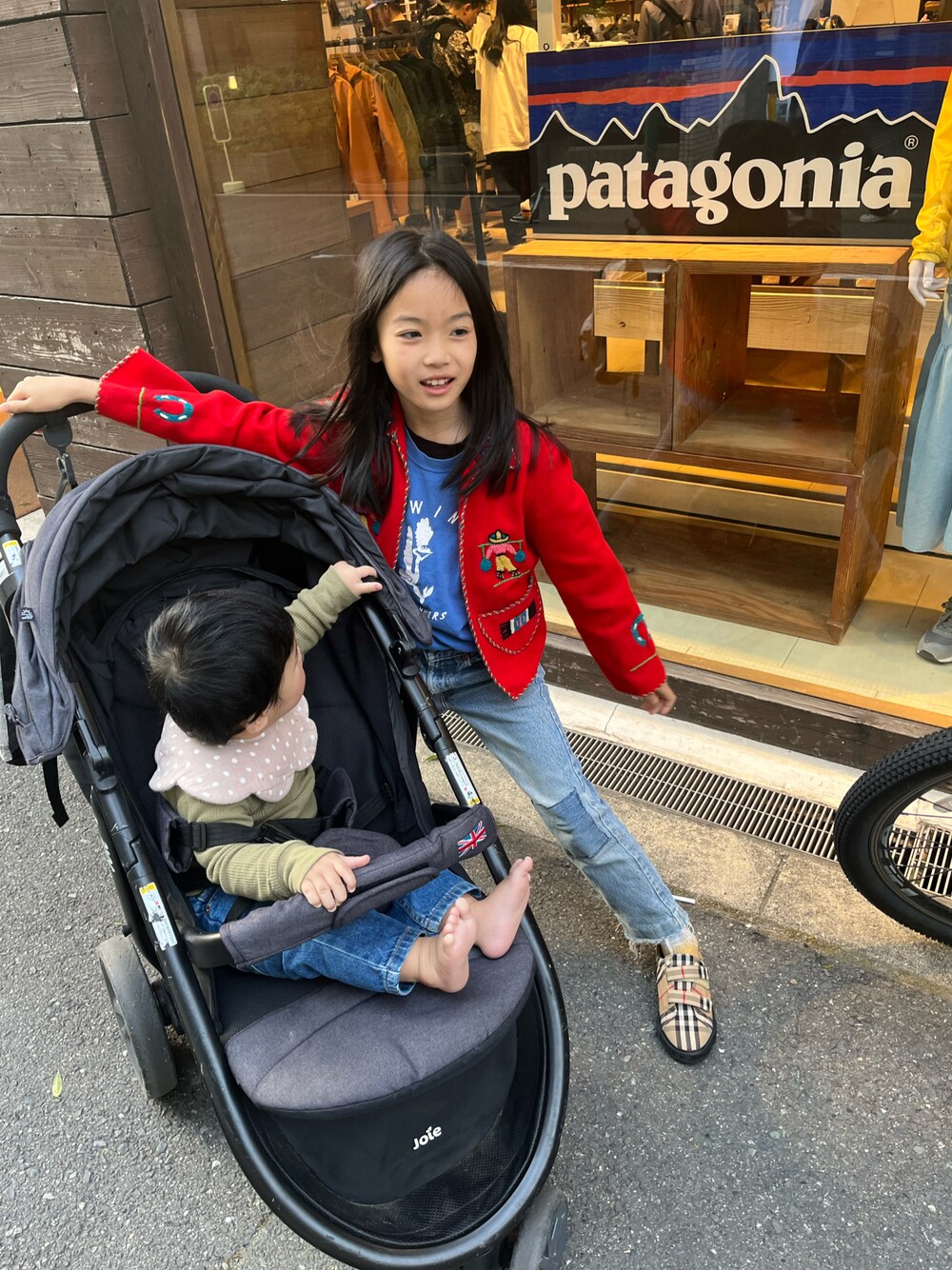 「キッズファッション、休日スタイル、お買い物スタイル、古着、チェック、デニム」｜「古着のアイテム（Tシャツ/カットソー、ブルー系）」を使った、miperoさん（キッズ・130cm）の春コーディネートの1枚目の写真