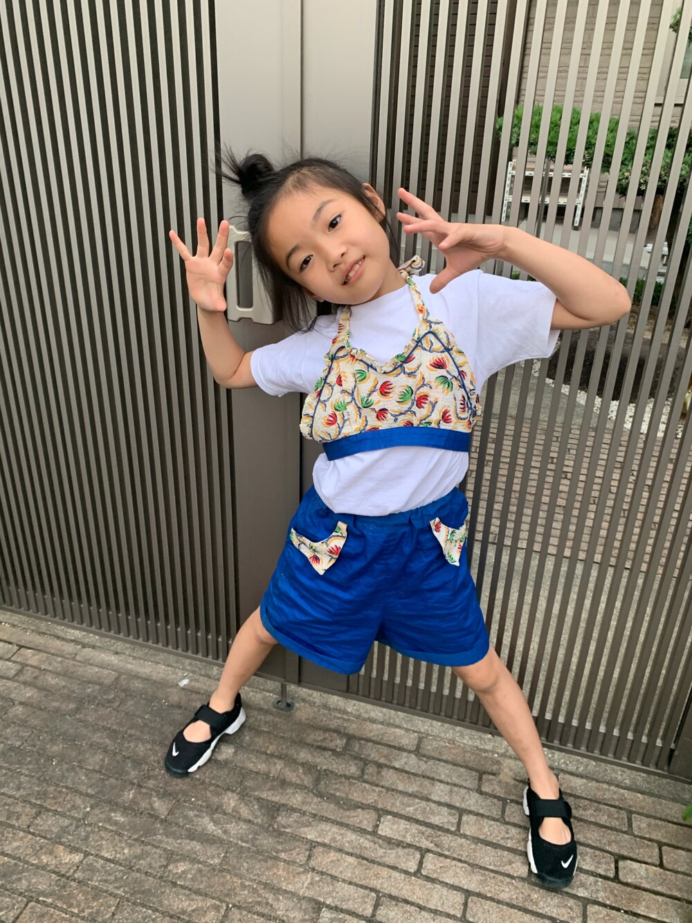 「夏コーデ、古着コーデ、セットアップ」｜「古着のアイテム（セットアップ、ブルー系）」を使った、miperoさん（キッズ・120cm）の春コーディネートの1枚目の写真