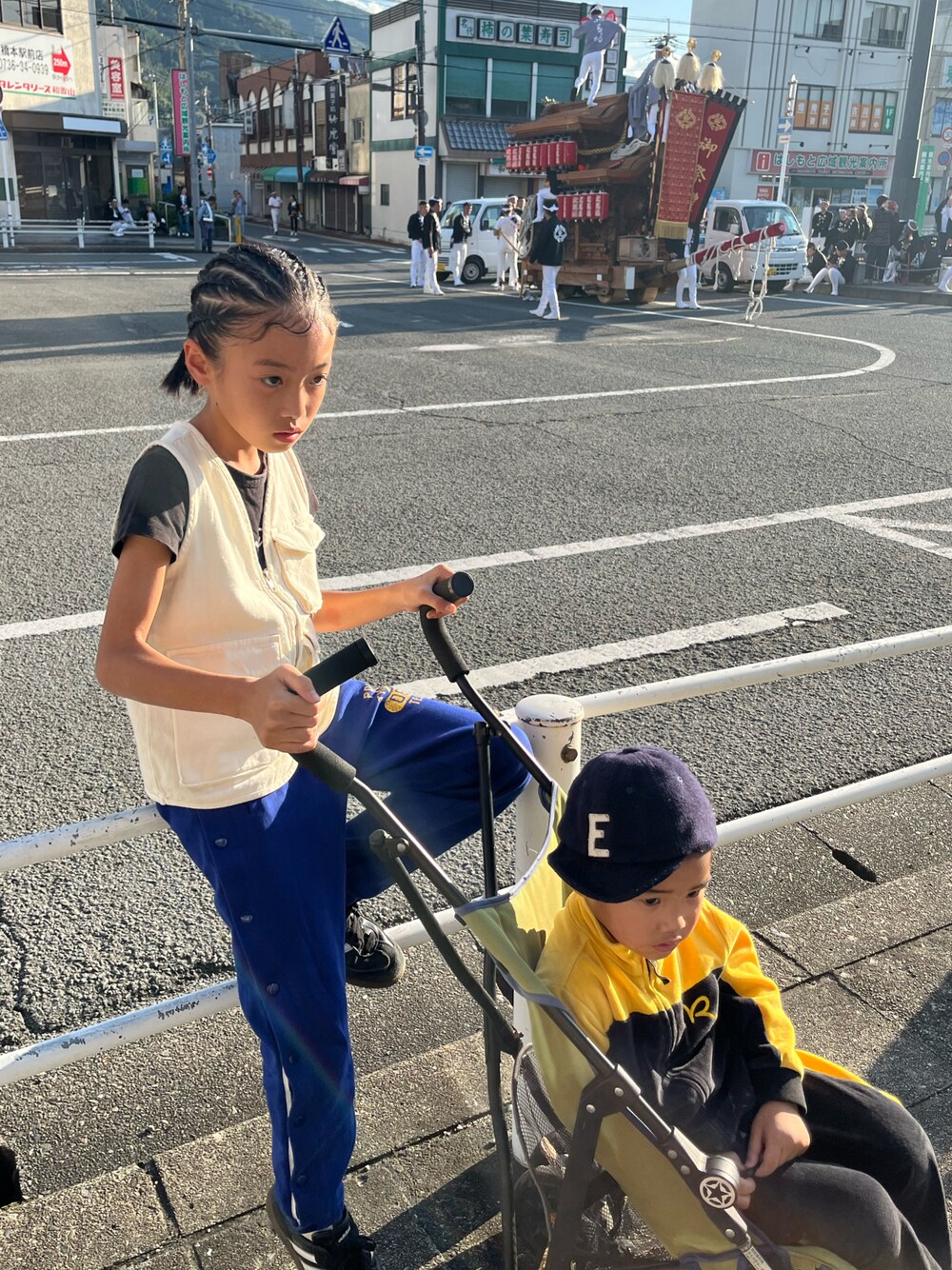 「スエットパンツ、キャンプベスト、休日スタイル」｜「ZARA KIDSのアイテム（ベスト、ホワイト系）」を使った、miperoさん（キッズ・135cm）の秋コーディネートの1枚目の写真