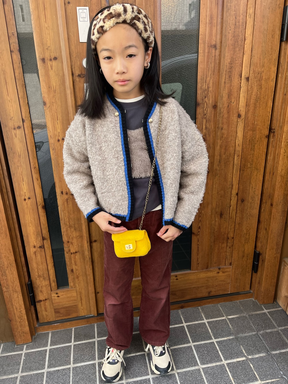 「真冬のあったかスタイル、コーデュロイパンツ、ニットカーディガン」｜「古着のアイテム（その他パンツ、ブラウン系）」を使った、miperoさん（キッズ・140cm）の冬コーディネートの1枚目の写真