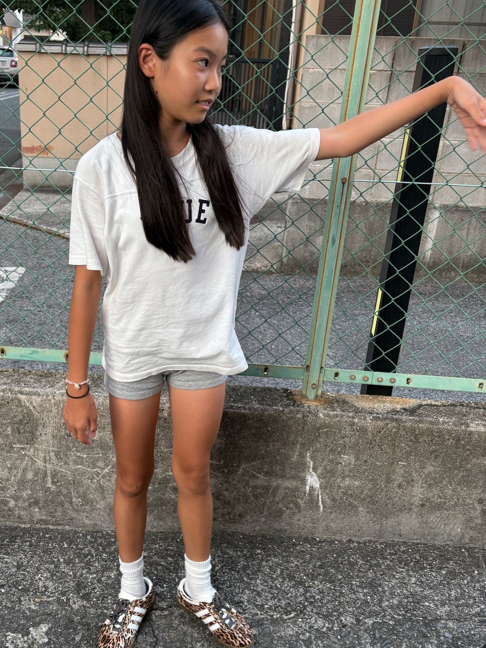 ブラウン系のスニーカー、グレー系のその他パンツ、ホワイト系のTシャツ/カットソーを着用したキッズの夏コーディネートの1枚目の写真
