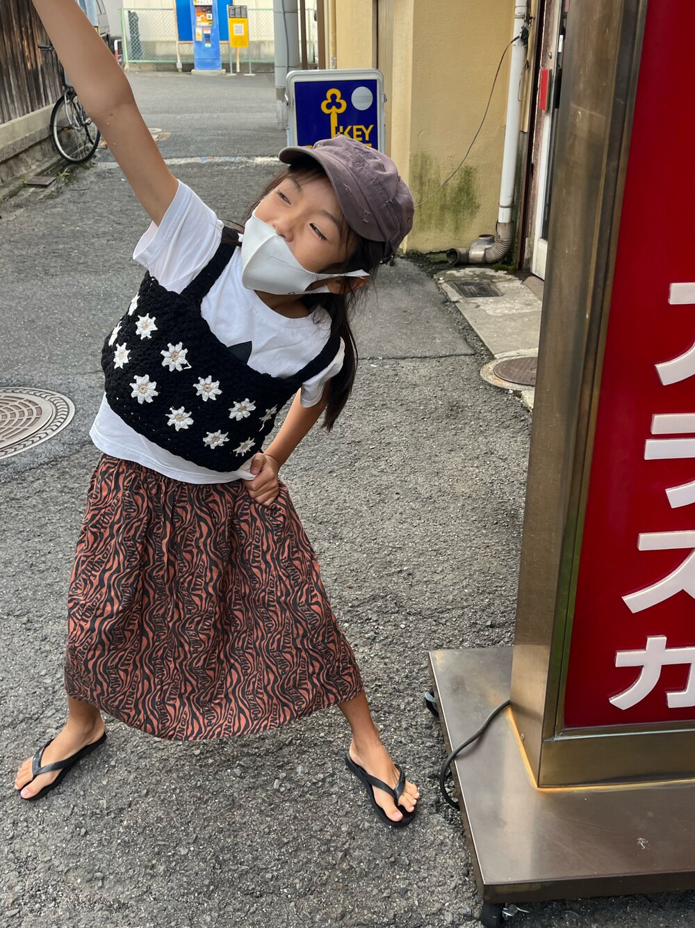 「スカート、ビーサン、korea、夏だ！Tシャツ着よう！」｜「HUNDRED PIECESのアイテム（スカート、ブラウン系）」を使った、miperoさん（キッズ・120cm）の秋コーディネートの1枚目の写真