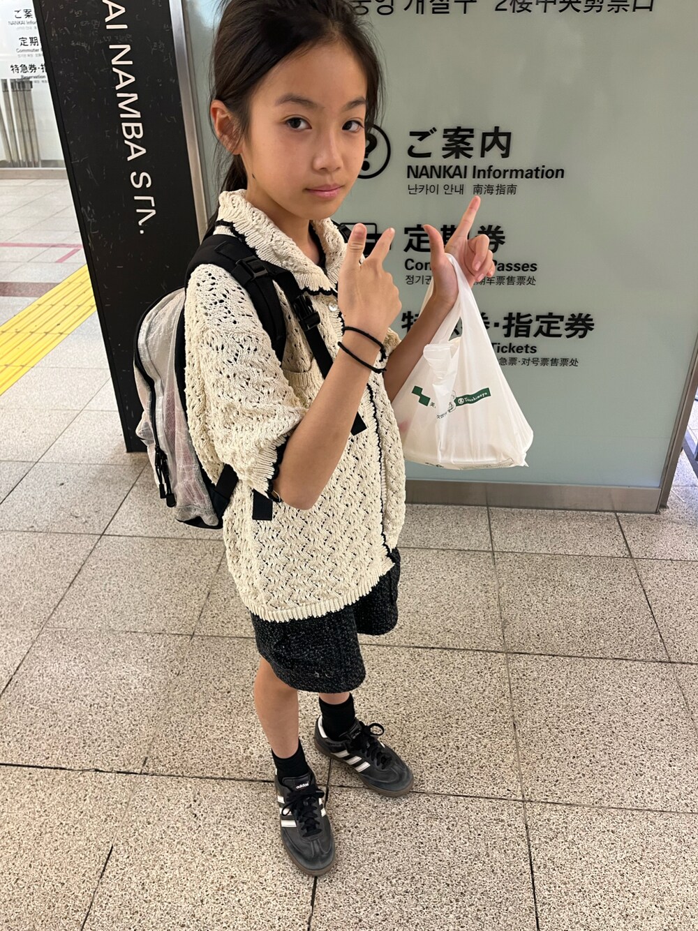 「ハーフパンツ、クロシェニット、リュック」｜「adidasのadidas アディダス 17-21 SAMBA OG C キッズ サンバ OG IE3678 CORE/FTWR/GUM5（スニーカー、ブラック系）」を使った、miperoさん（キッズ・140cm）の春コーディネートの1枚目の写真