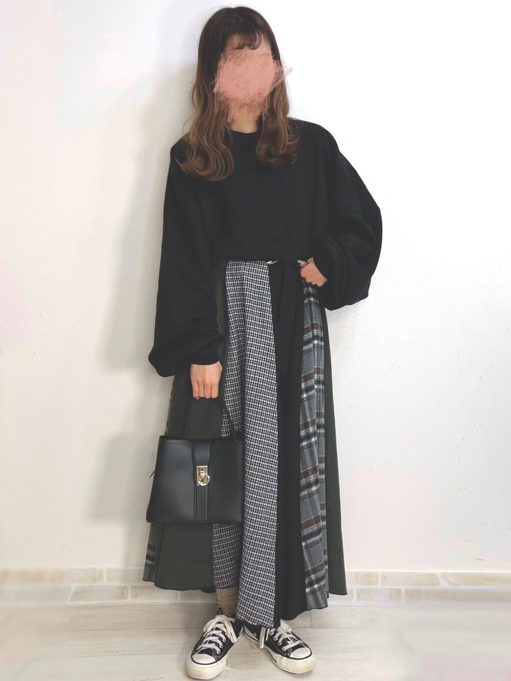 「冬、シンプルコーデ、ロングスカート、チェック、チェックスカート、スウェット、オーバーサイズ、ボリューム袖、コンバース、プチプラコーデ」｜「rpsのチェック８枚ハギパッチワークスカート（スカート、ブラック系）」を使った、kotori ¨̮さん（レディース・157cm）の冬コーディネートの1枚目の写真