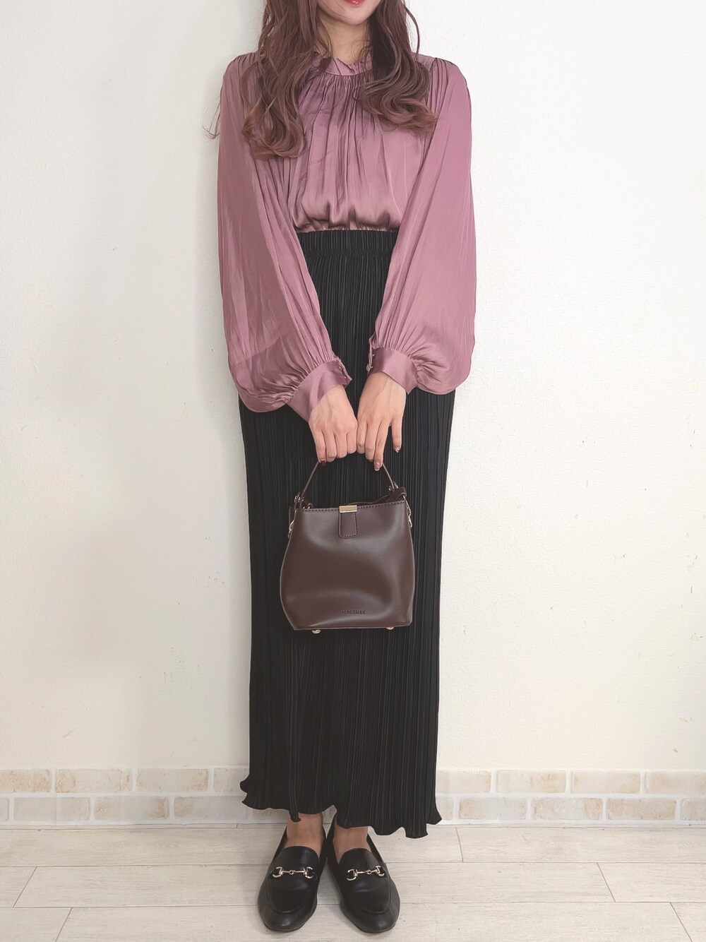 「お出かけコーデ、シンプル、秋コーデ、大人かわいい、大人コーデ、ブラウス、スカート、プチプラ」｜「VISの【洗える】【前後2WAY】サテンギャザースタンドブラウス（シャツ/ブラウス、ピンク系）」を使った、kotori ¨̮さん（レディース・157cm）の秋コーディネートの1枚目の写真