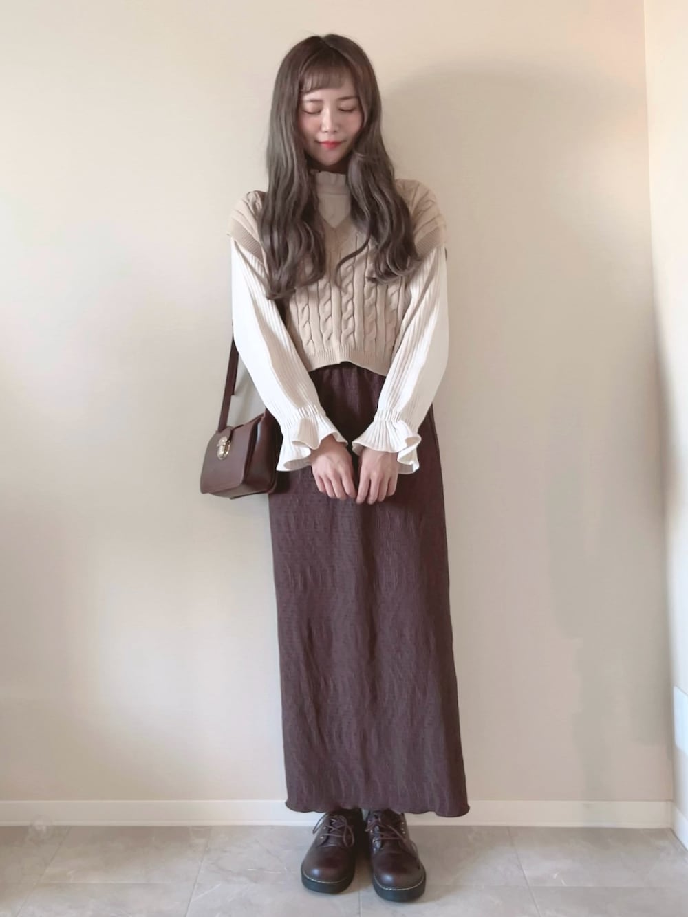 「秋服まるっと大公開、秋服コーデ、ベスト、ニットベスト、GU、しまむら、淡色コーデ、革靴、タイトスカート、ショルダーバッグ」｜「ADAM ET ROPE'の【WEB限定】クロスボディーバッグ（ショルダーバッグ、ブラウン系）」を使った、kotori ¨̮さん（レディース・157cm）の秋コーディネートの1枚目の写真