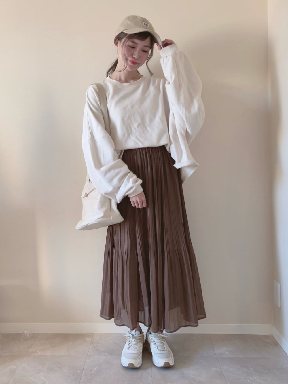 「秋服まるっと大公開、初秋コーデ、秋冬コーデ、ボリューム袖、キャップ、スウェット、プリーツスカート、スニーカーコーデ、オーバーサイズ、ビッグシルエット」｜「MERLOTのゆるゆるボリューム袖スウェット（スウェット、ベージュ系）」を使った、kotori ¨̮さん（レディース・157cm）の秋コーディネートの1枚目の写真