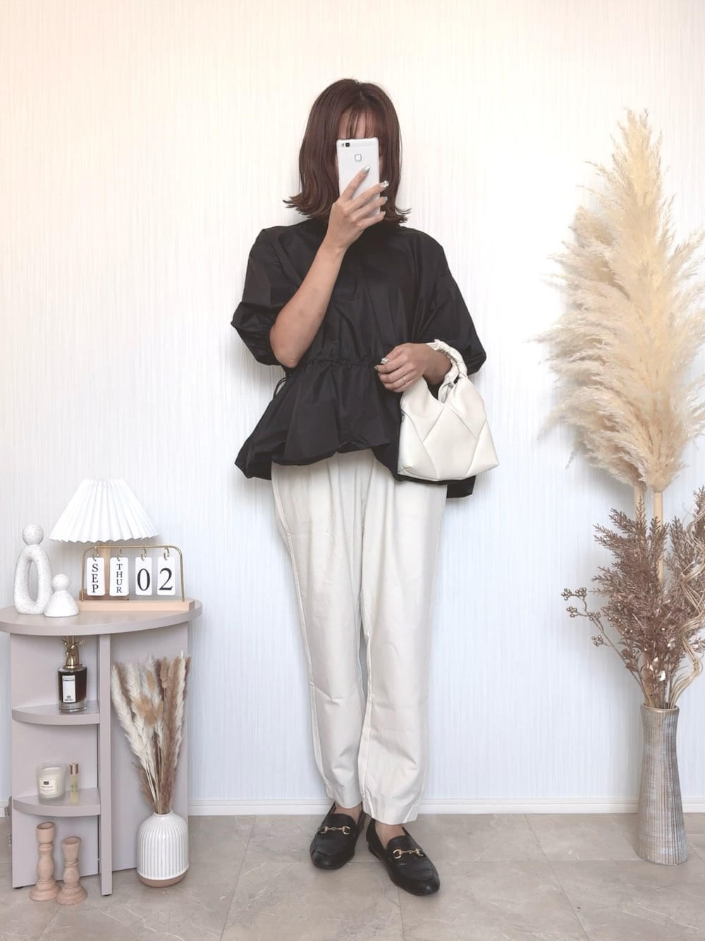 ブラック系のシャツ/ブラウス、ベージュ系のその他パンツ、ブラック系のローファーを着用したレディースの秋コーディネートの1枚目の写真