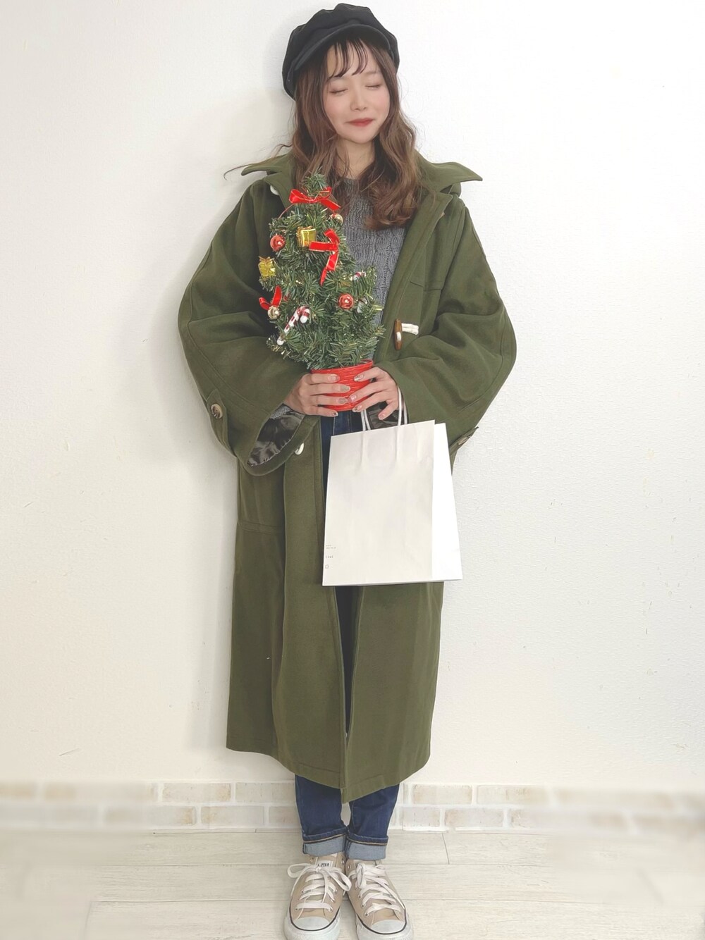 「クリスマスに着たい服、ダッフルコート、コート、カーキ、ケーブルニット、GU、スキニーデニム、スキニー、スニーカー、コンバース、キャスケット、カジュアルコーデ」｜「MERLOTの袖ボリュームダッフルコート（ダッフルコート、グリーン系）」を使った、kotori ¨̮さん（レディース・157cm）の冬コーディネートの1枚目の写真