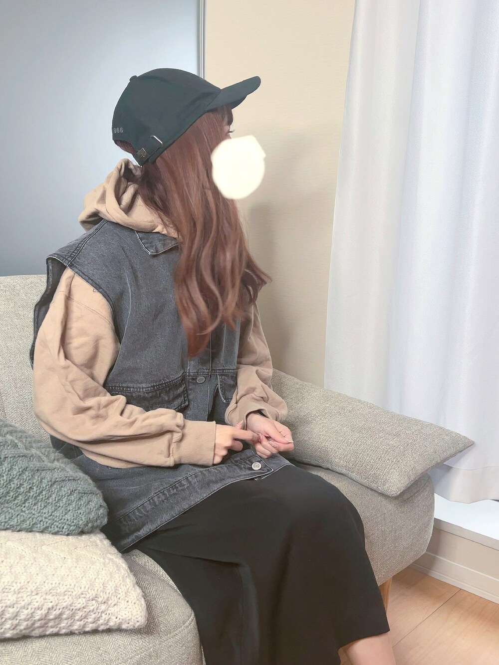 「春服、カジュアル、楽チンコーデ、オーバーサイズ、ビッグシルエット、ベスト、デニムベスト、パーカー、キャップ」｜「Javaの《JaVa ジャバコラボ》即、サマに。綿100％ヴィンテージ加工デニムベスト（デニムジャケット、ブラック系）」を使った、kotori ¨̮さん（レディース・157cm）の春コーディネートの1枚目の写真