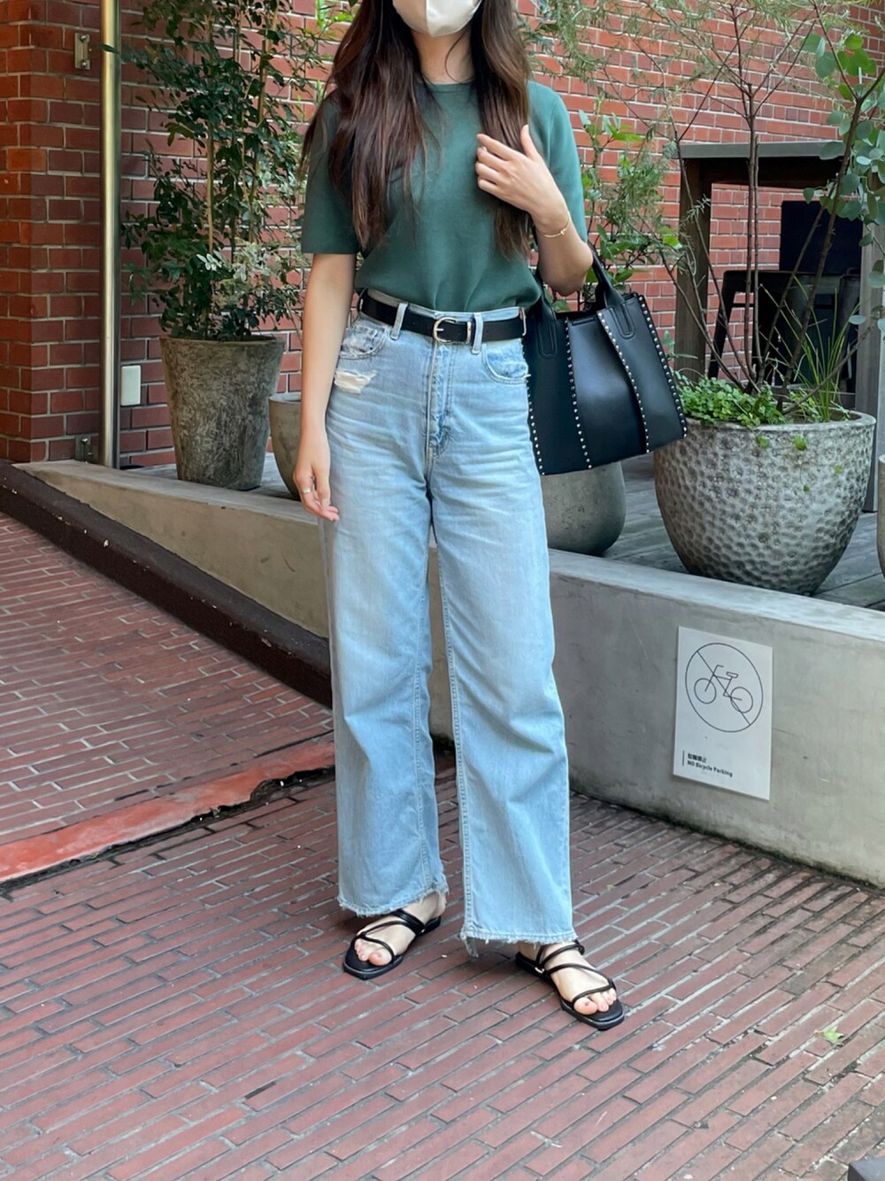 「休日コーデ、カジュアルコーデ、デニム、今日のコーデ、ootd」｜「AZUL by moussyのDARTS DENIM WIDE　ダートデニムワイド（デニムパンツ、ブルー系）」を使った、armnさん（レディース・169cm）の秋コーディネートの1枚目の写真