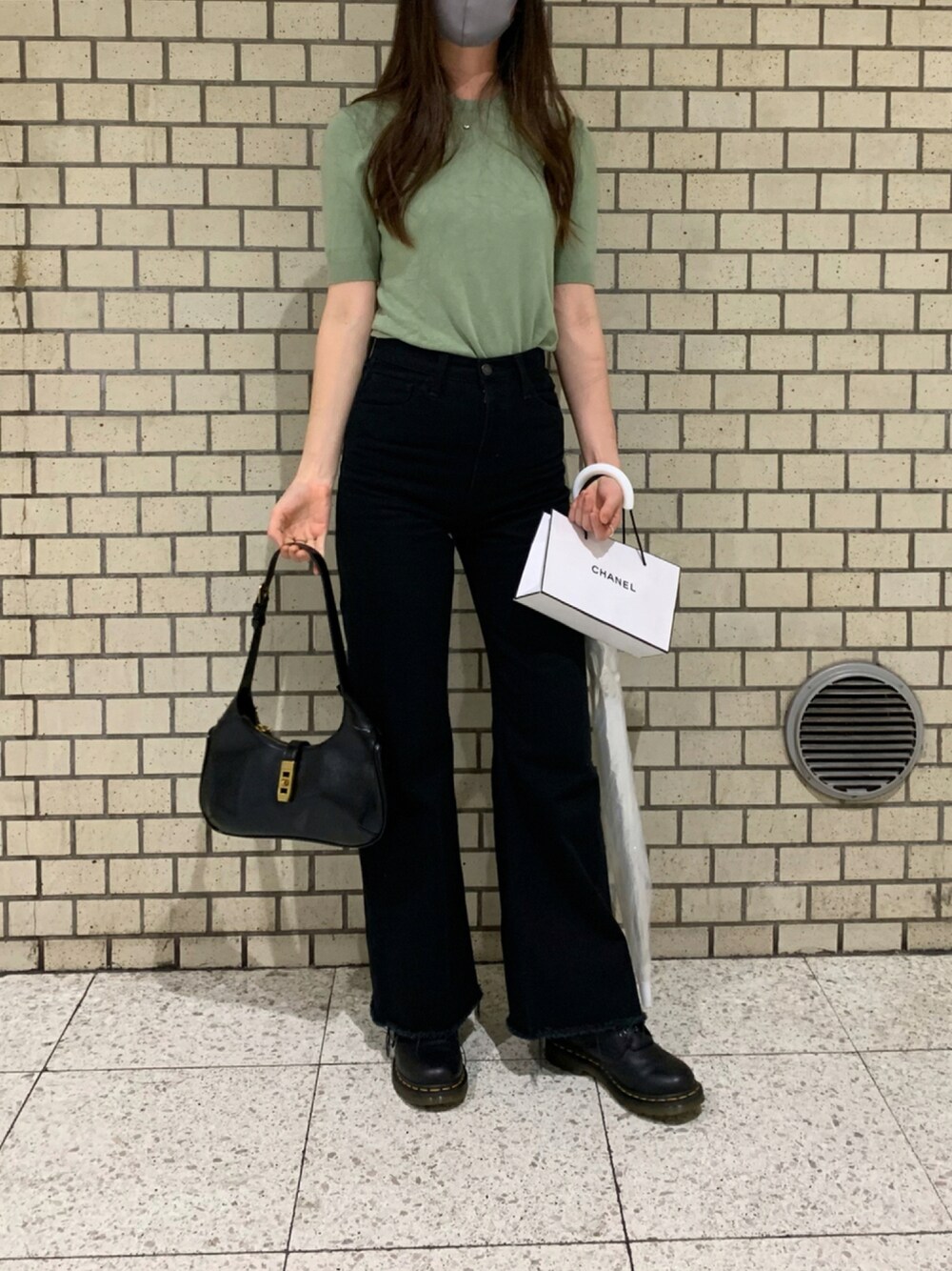 「楽チンコーデ、カジュアル、着回しコーデ、今日のコーデ、ZARA、SLY、Dr.Martens、CHARLES＆KEITH」｜「SLYのJACK HR BAGGY-E（デニムパンツ、ブラック系）」を使った、armnさん（レディース・169cm）の夏コーディネートの1枚目の写真